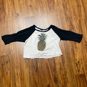 quarter-sleeve pineapple crop